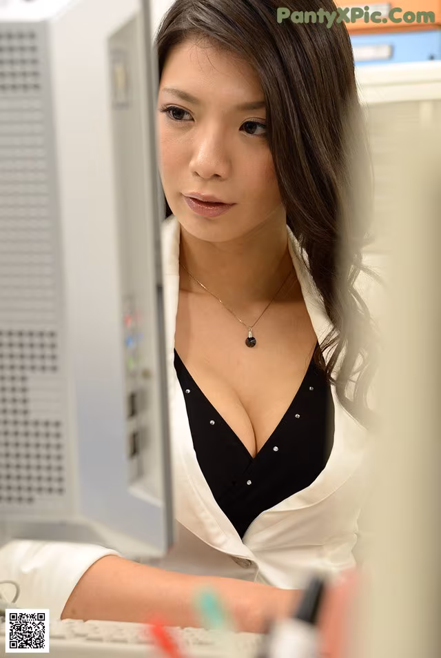 Dressgraph Yuuki - Asian Penis Handjob